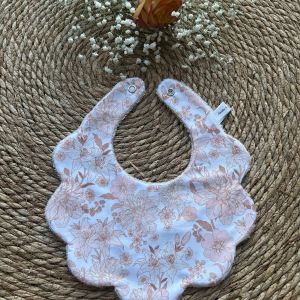 Bavoir Festonné Fleurs Détail en Beige