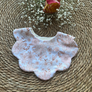 Bavoir Festonné Fleurs Détail en Beige