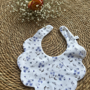 Bavoir Festonné Fleurs Bleues et Grises