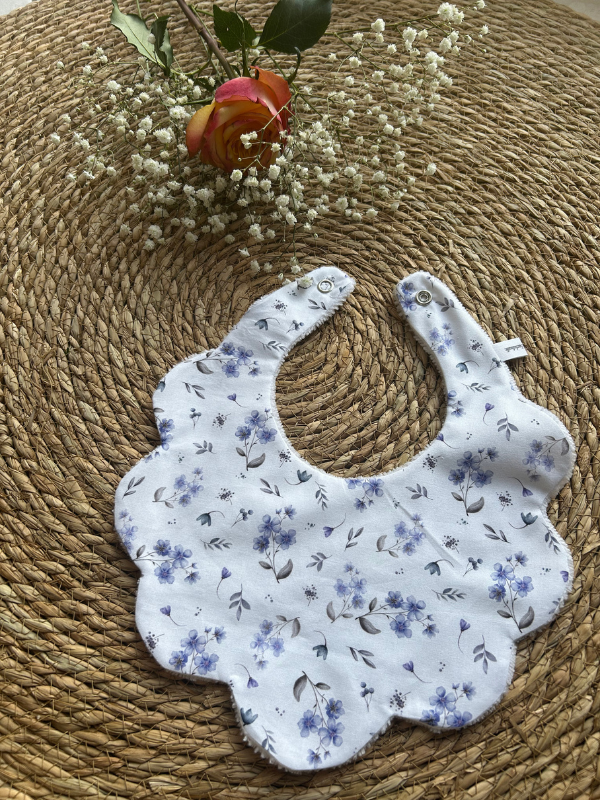 Bavoir Festonné Fleurs Bleues et Grises