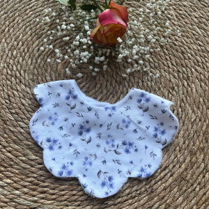 Bavoir Festonné Fleurs Bleues et Grises